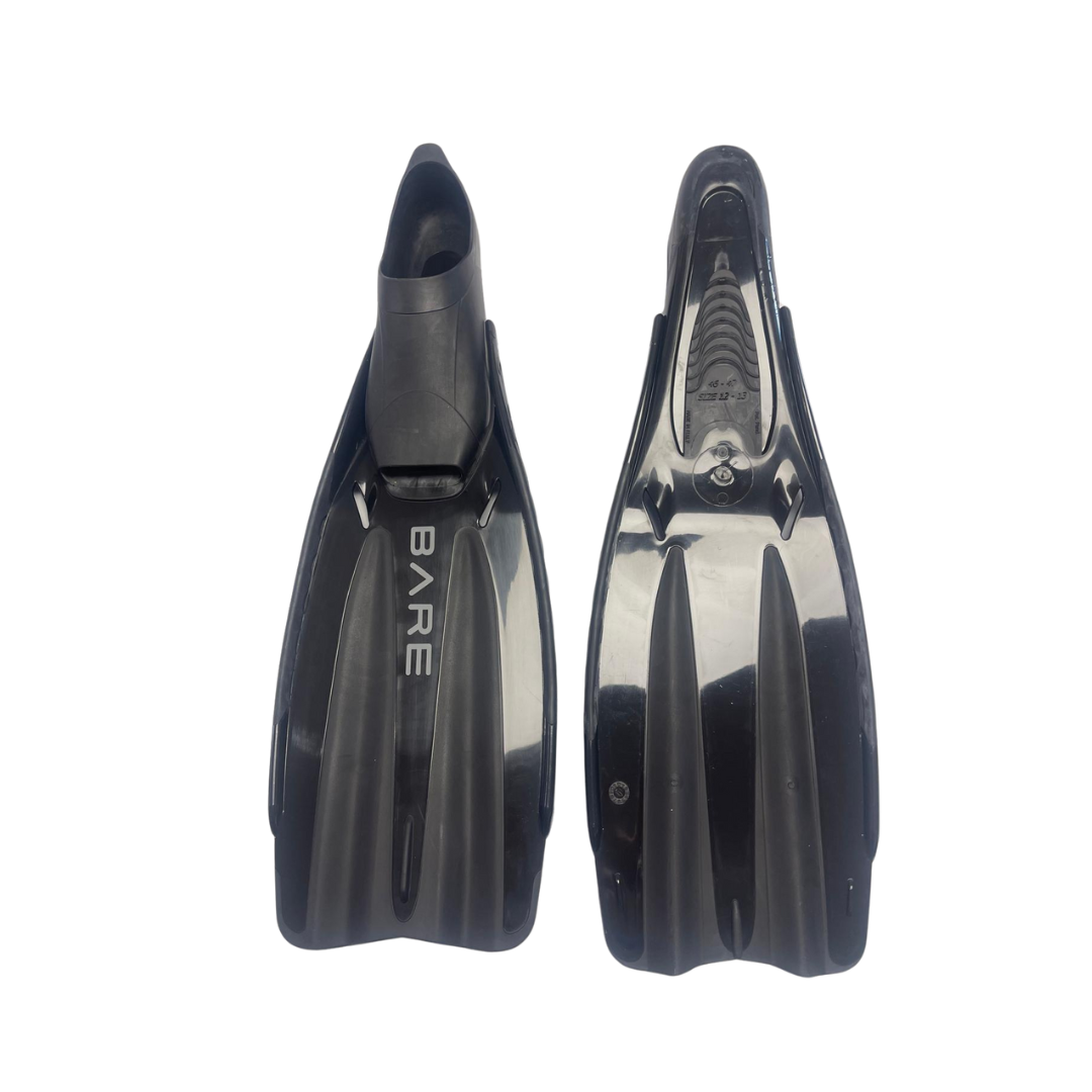 Aletas negras Bare Fastback de pie completo