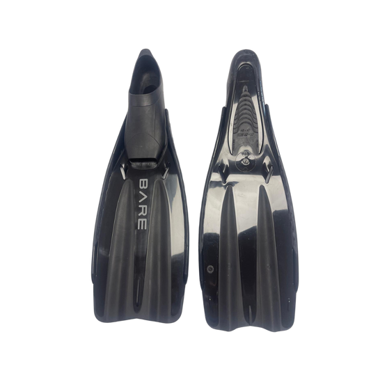 Aletas negras Bare Fastback de pie completo